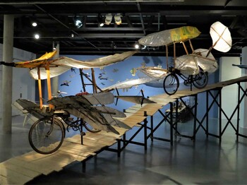 Flugfahrräder bei einer Ausstellung, Foto: Elmar Hugger